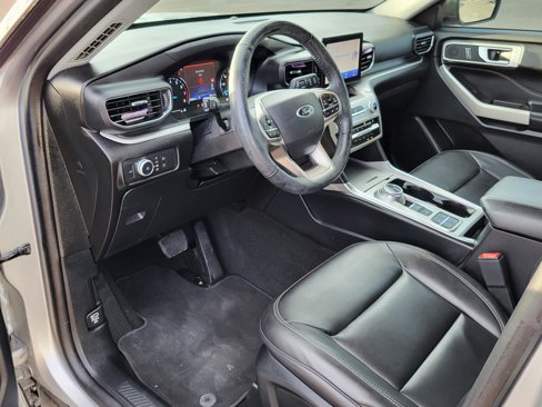Used 2021 Ford Explorer XLT w/ Equipment Group 202A image 16