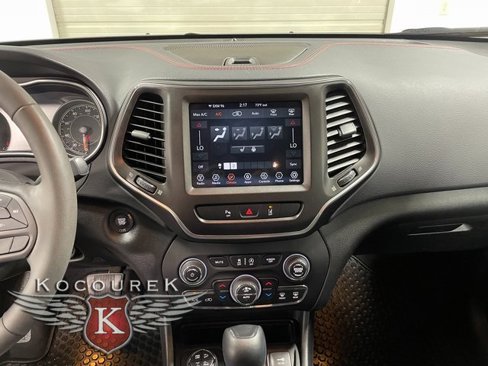 Used 2022 Jeep Cherokee Trailhawk image 16