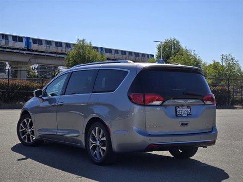 Used 2018 Chrysler Pacifica Limited w/ Advanced Safetytec Group image 6