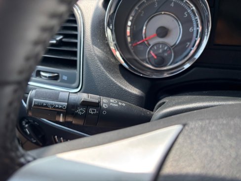 Used 2016 Chrysler Town & Country Touring image 26