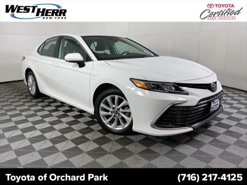Certified 2022 Toyota Camry LE image 1