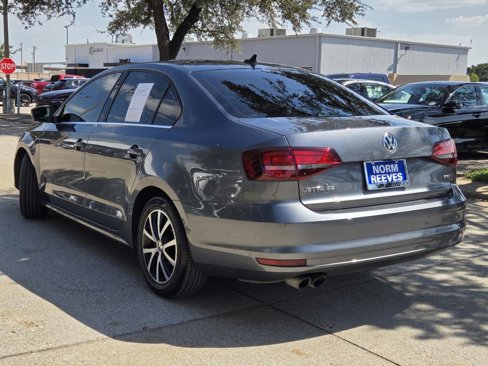 Used 2017 Volkswagen Jetta SE image 3