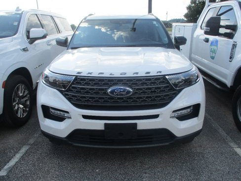 Used 2022 Ford Explorer XLT w/ Equipment Group 202A image 2