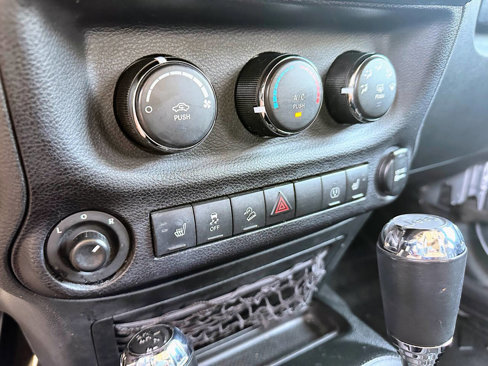 Used 2018 Jeep Wrangler Unlimited Sahara image 28