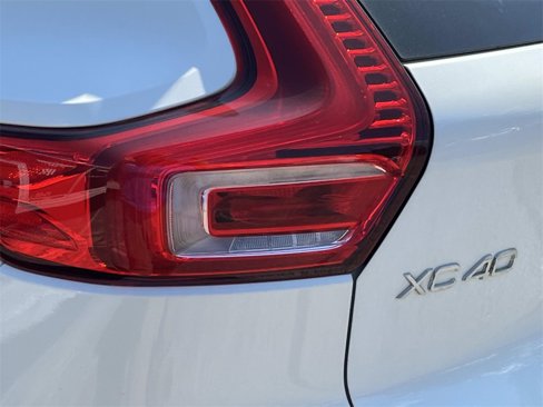 Used 2021 Volvo XC40 T5 Momentum w/ Premium Package image 10