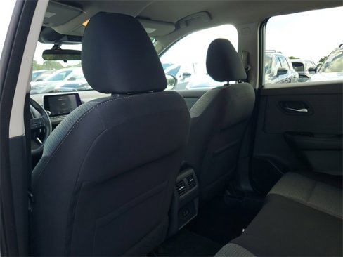 Used 2021 Nissan Rogue SV image 11