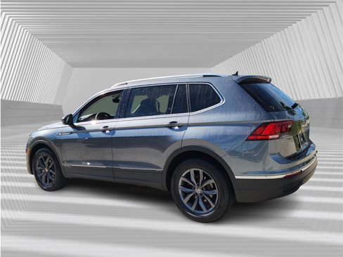Used 2022 Volkswagen Tiguan SE w/ Panoramic Sunroof Package image 7