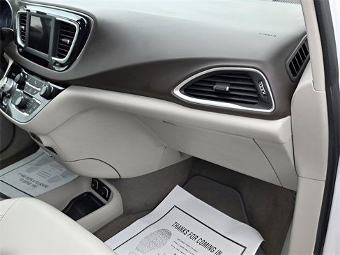Used 2018 Chrysler Pacifica Touring-L image 38