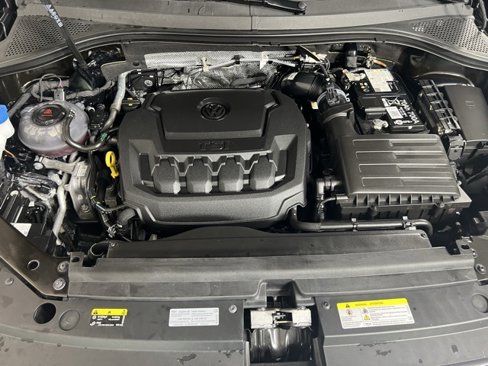 Used 2024 Volkswagen Tiguan SE w/ Panoramic Sunroof Package image 25
