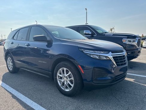 Used 2023 Chevrolet Equinox LS w/ LS Convenience Package image 3