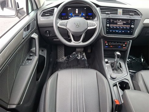 Used 2022 Volkswagen Tiguan SE image 11