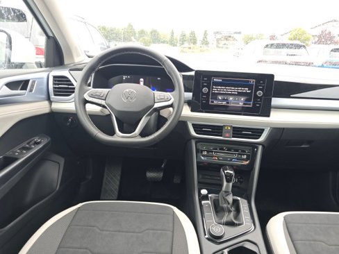 New 2025 Volkswagen Taos SE image 20