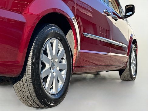 Used 2014 Chrysler Town & Country Touring w/ Driver Convenience Group image 16