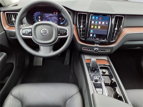 Used 2023 Volvo XC60 B5 Plus image 9