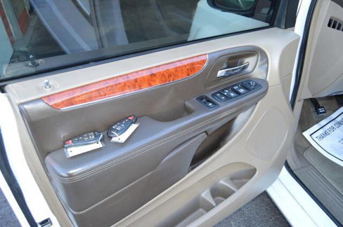 Used 2016 Chrysler Town & Country Touring-L image 53