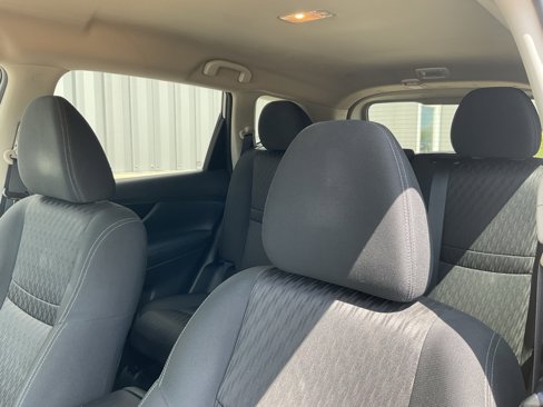Used 2017 Nissan Rogue SV image 9