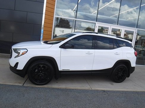 Used 2020 GMC Terrain SLE w/ Driver Convenience Package image 2