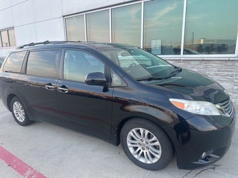Used 2015 Toyota Sienna XLE image 4