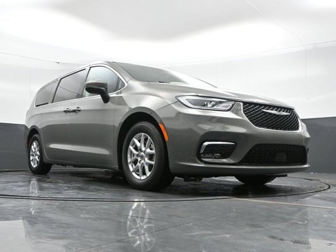Used 2023 Chrysler Pacifica Touring-L image 49