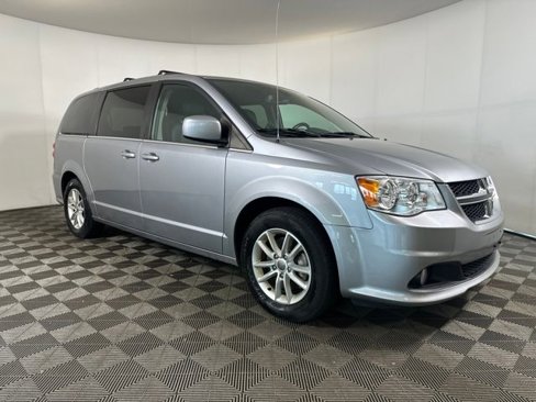 Used 2019 Dodge Grand Caravan SXT image 2