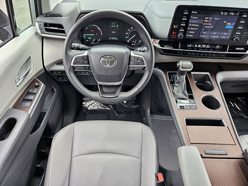 Used 2023 Toyota Sienna XLE image 10