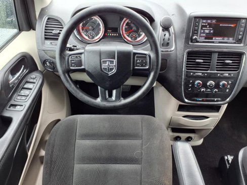 Used 2018 Dodge Grand Caravan SE w/ UConnect Hands-Free Group image 4