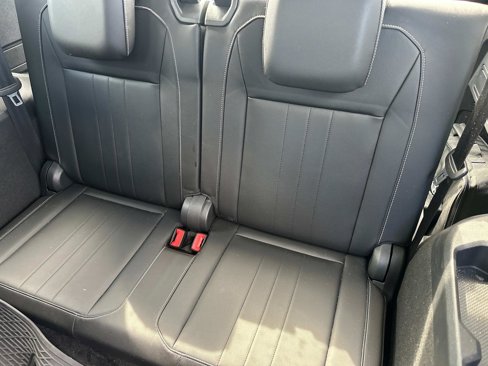 Used 2023 Volkswagen Tiguan SE w/ Panoramic Sunroof Package image 17