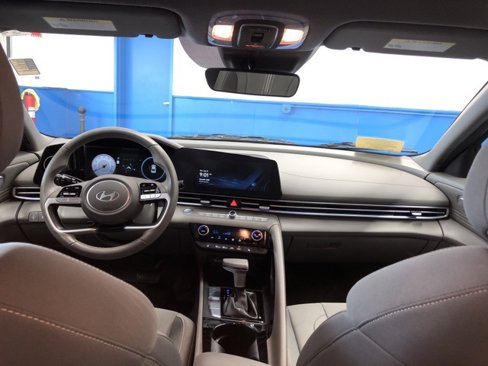 Used 2025 Hyundai Elantra SEL image 15