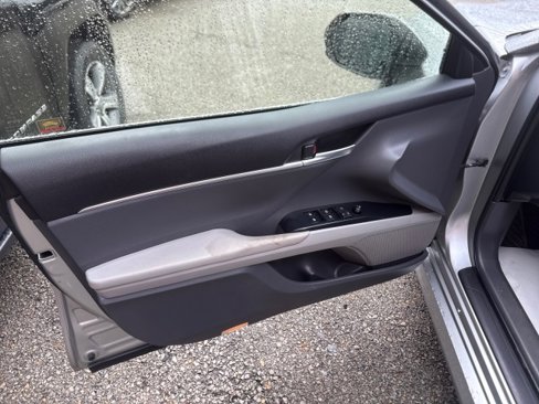 Used 2018 Toyota Camry LE image 8