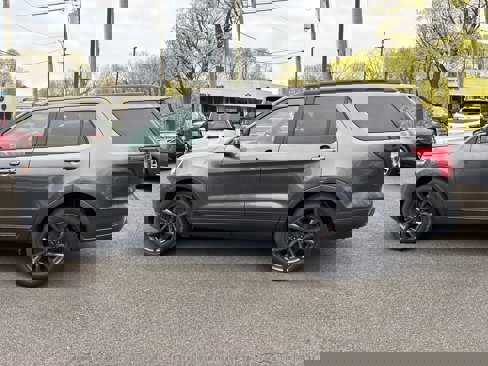 Used 2018 Ford Explorer XLT w/ Equipment Group 202A image 4