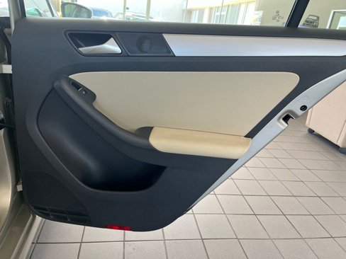 Used 2014 Volkswagen Jetta SE image 16