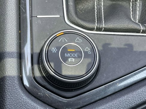 Used 2022 Volkswagen Tiguan SE image 32