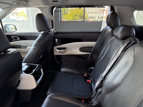 Used 2022 Kia Carnival EX image 25