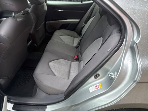 Used 2018 Toyota Camry LE image 10