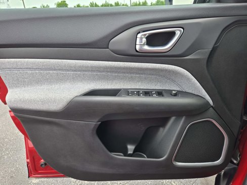 New 2025 Jeep Compass Latitude image 28
