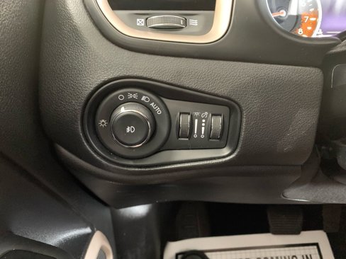 Used 2017 Jeep Renegade Limited image 36