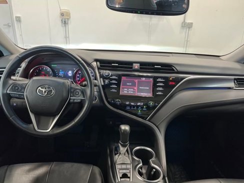 Used 2018 Toyota Camry XSE image 11
