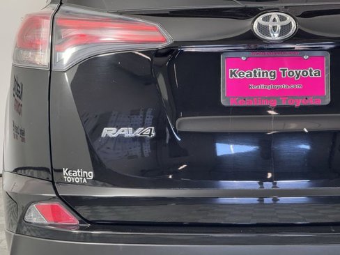 Used 2018 Toyota RAV4 SE image 8