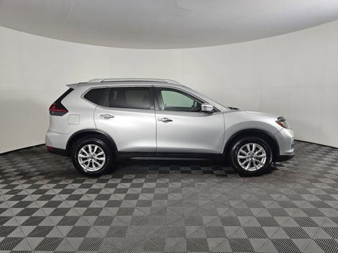 Used 2018 Nissan Rogue SV image 2