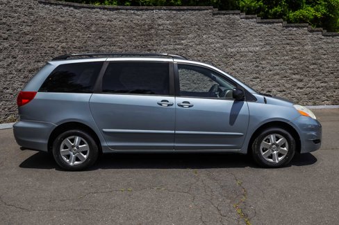 Used 2010 Toyota Sienna LE image 3