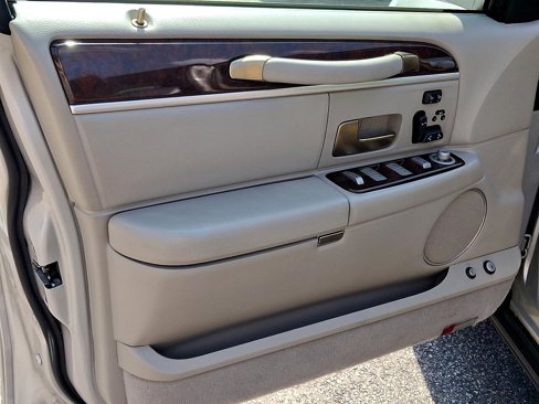 Used 2009 Lincoln Town Car Signature Limited image 15