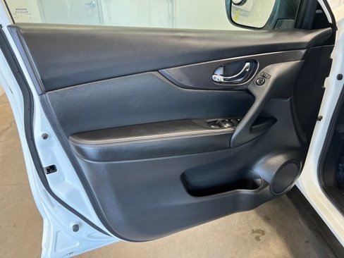 Used 2020 Nissan Rogue SV image 10
