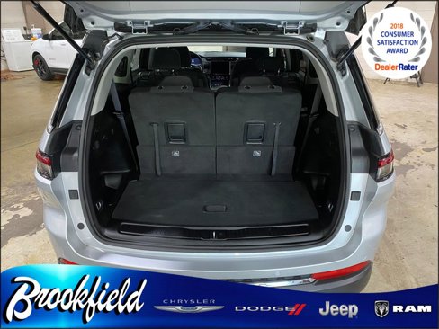 Used 2023 Jeep Grand Cherokee L Laredo image 14
