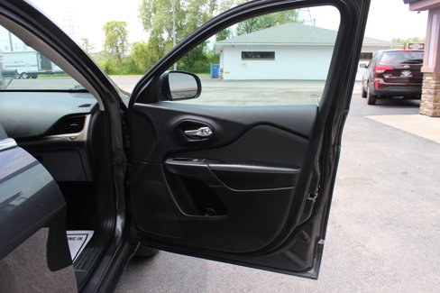 Used 2016 Jeep Cherokee Latitude w/ Comfort/Convenience Group image 35