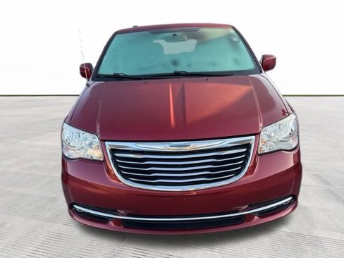 Used 2014 Chrysler Town & Country Touring image 2