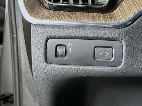 Certified 2022 Volvo XC60 B5 Inscription w/ Advanced Package image 10