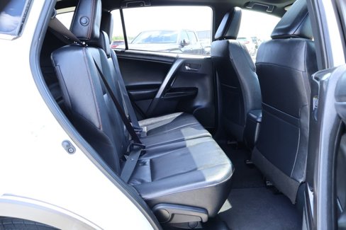 Used 2018 Toyota RAV4 SE image 10