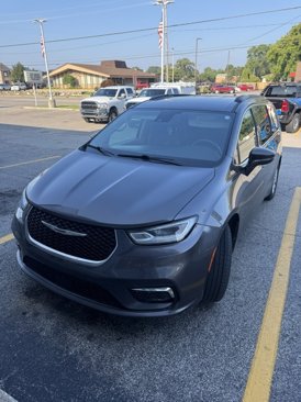 Used 2022 Chrysler Pacifica Touring-L image 2