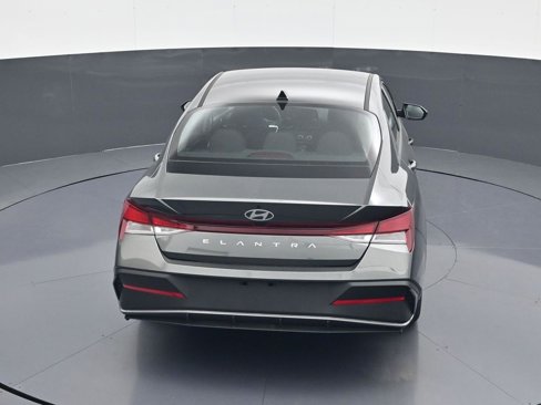 New 2025 Hyundai Elantra SE image 18