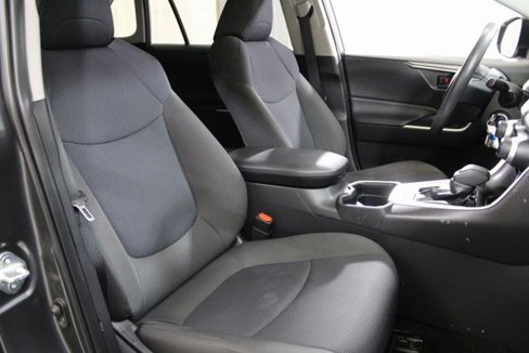 Used 2020 Toyota RAV4 LE image 5